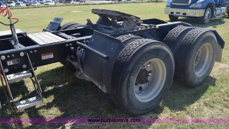 image for item J7218 2006 Freightliner Columbia semi truck