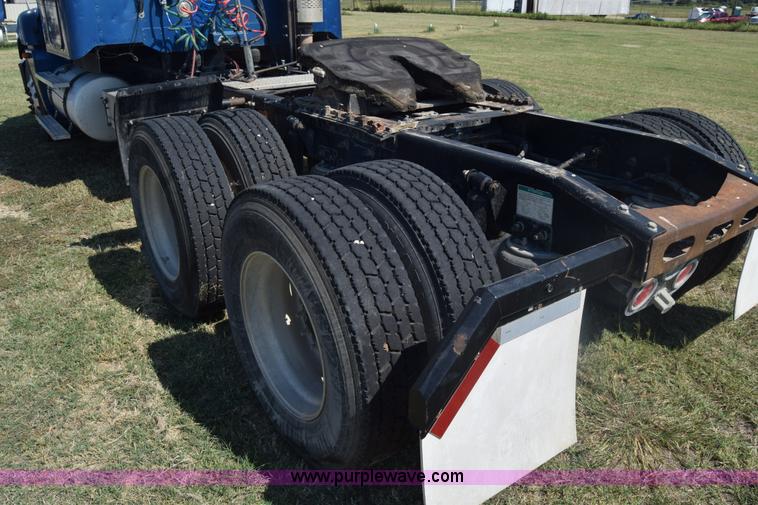 image for item J7218 2006 Freightliner Columbia semi truck