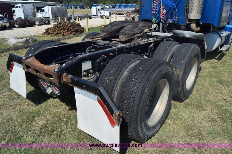 image for item J7218 2006 Freightliner Columbia semi truck