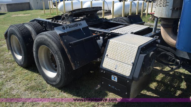 image for item J7218 2006 Freightliner Columbia semi truck