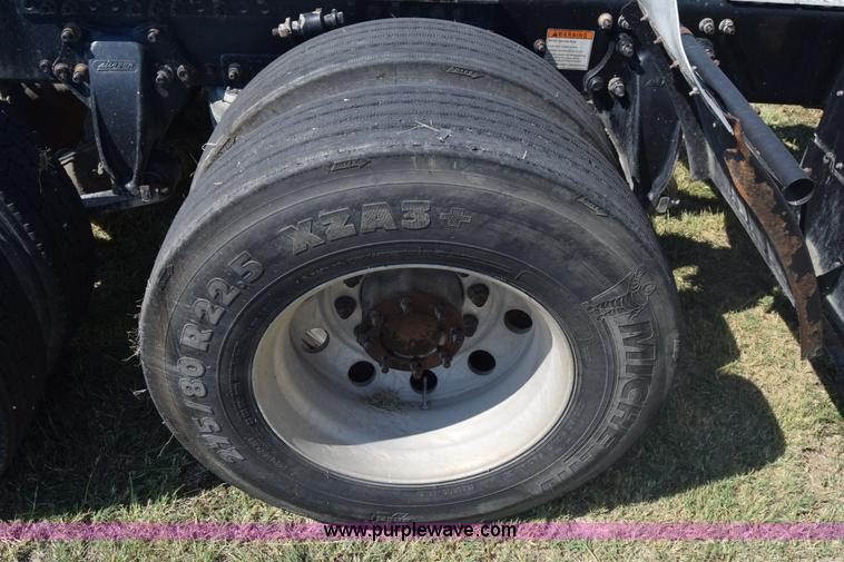 image for item J7218 2006 Freightliner Columbia semi truck