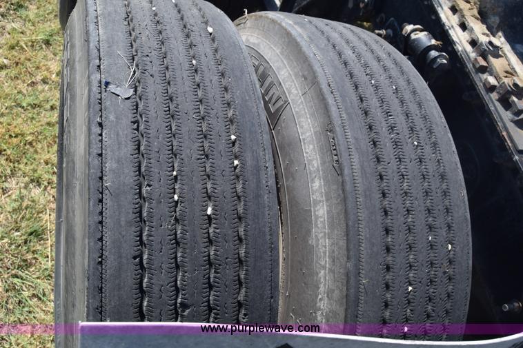 image for item J7218 2006 Freightliner Columbia semi truck