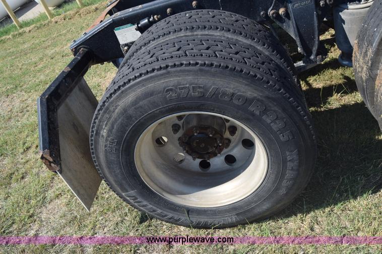 image for item J7218 2006 Freightliner Columbia semi truck