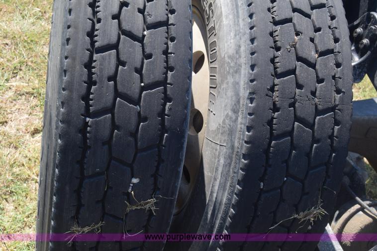 image for item J7218 2006 Freightliner Columbia semi truck