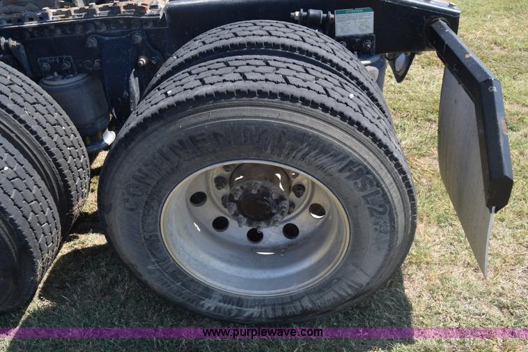 image for item J7218 2006 Freightliner Columbia semi truck