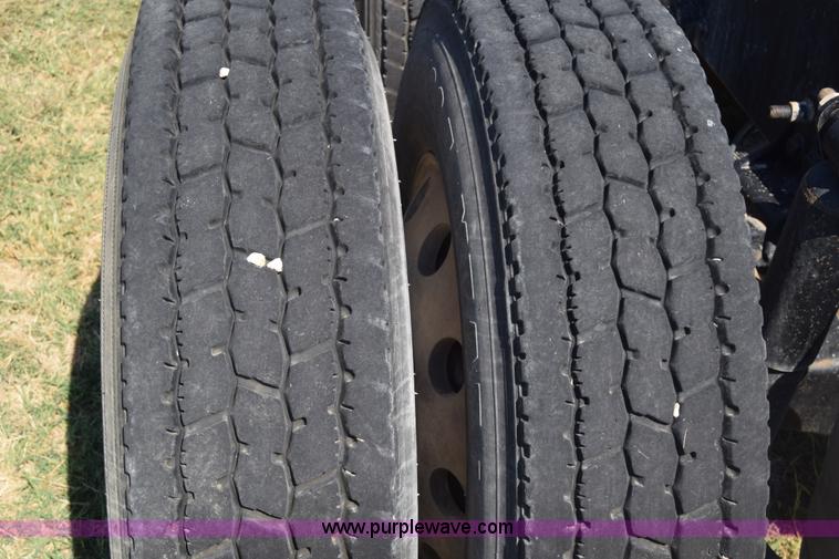 image for item J7218 2006 Freightliner Columbia semi truck