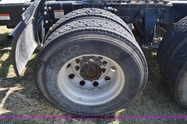 image for item J7218 2006 Freightliner Columbia semi truck