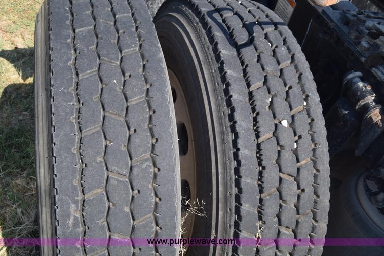 image for item J7218 2006 Freightliner Columbia semi truck