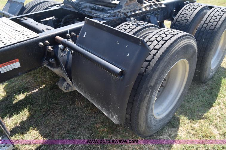 image for item J7218 2006 Freightliner Columbia semi truck