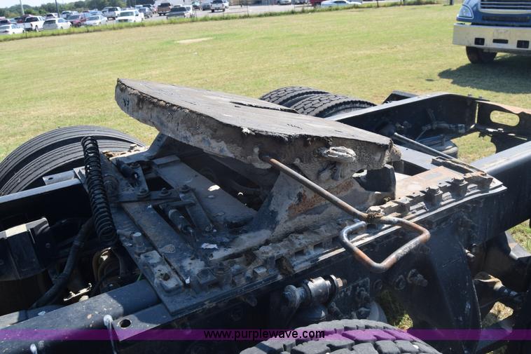 image for item J7218 2006 Freightliner Columbia semi truck