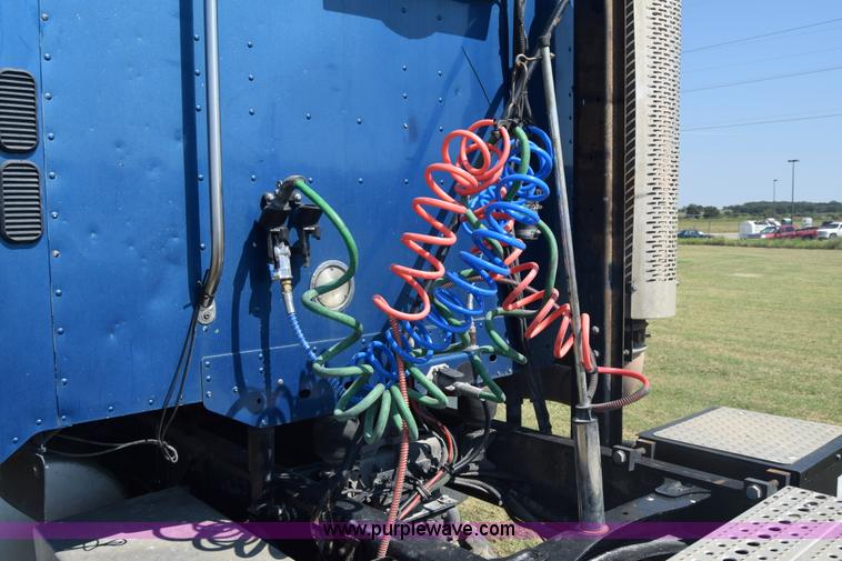 image for item J7218 2006 Freightliner Columbia semi truck