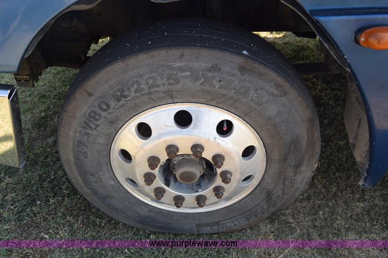 image for item J7218 2006 Freightliner Columbia semi truck