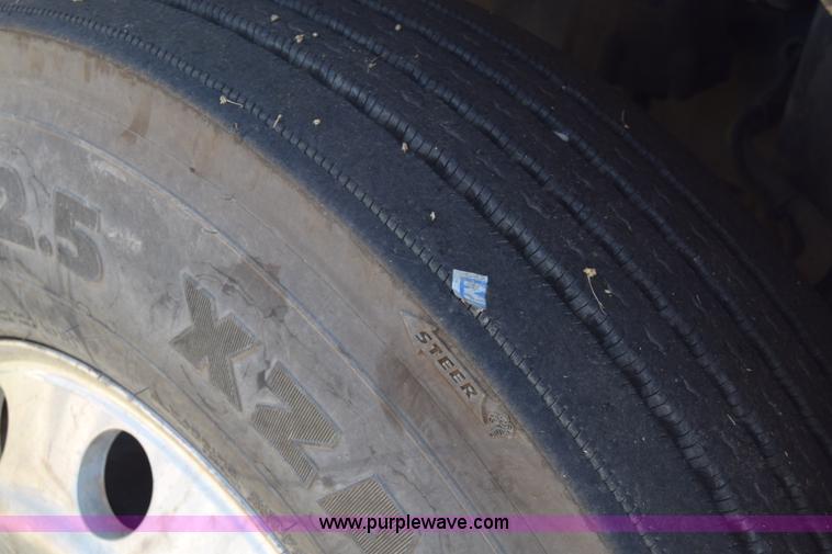 image for item J7218 2006 Freightliner Columbia semi truck