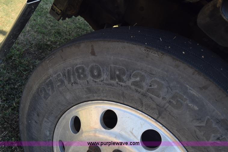 image for item J7218 2006 Freightliner Columbia semi truck