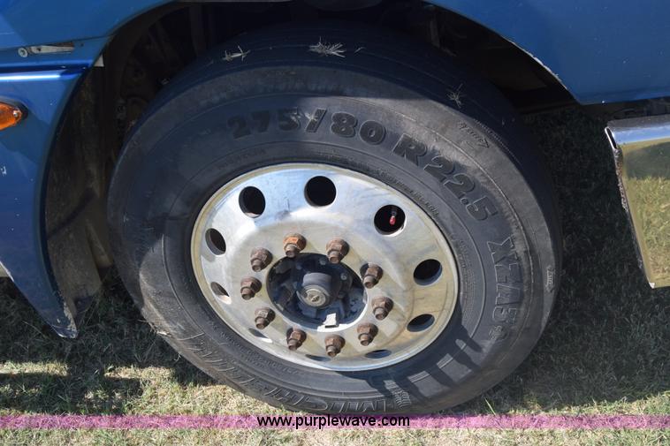 image for item J7218 2006 Freightliner Columbia semi truck