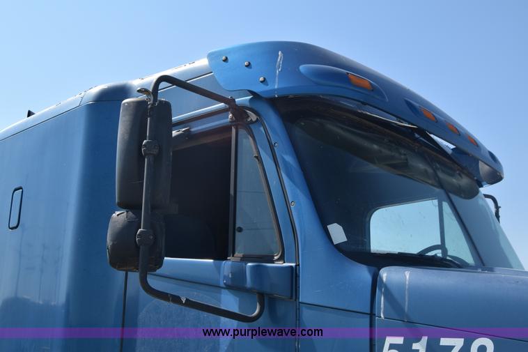 image for item J7218 2006 Freightliner Columbia semi truck