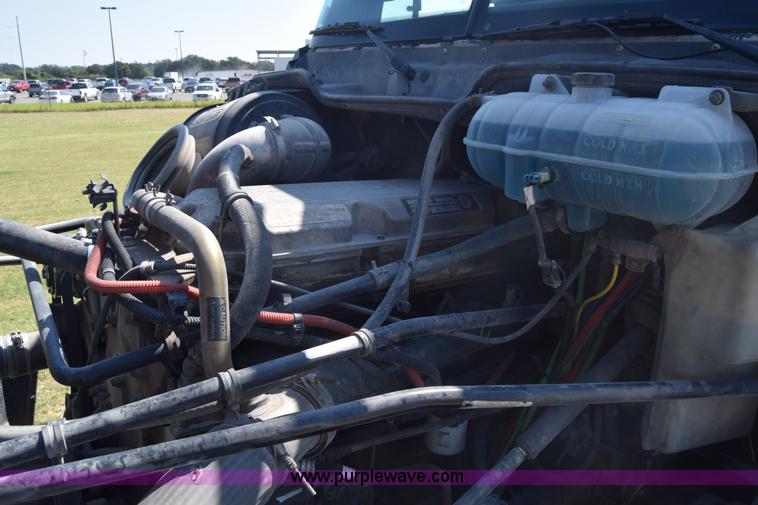 image for item J7218 2006 Freightliner Columbia semi truck