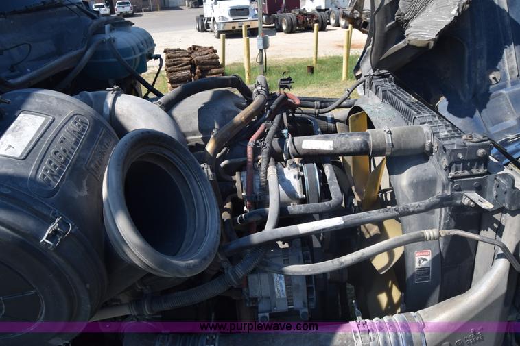 image for item J7218 2006 Freightliner Columbia semi truck