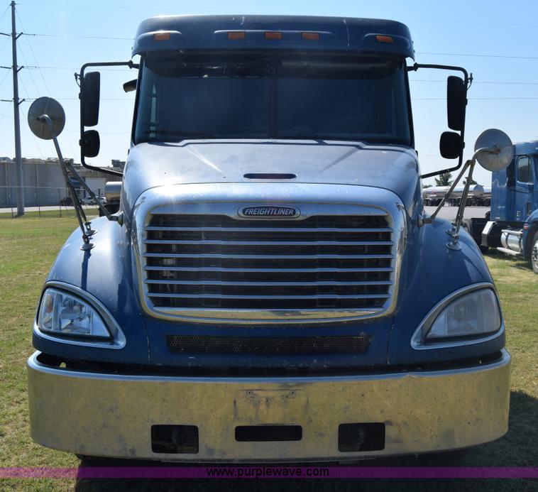 image for item J7219 2006 Freightliner Columbia semi truck