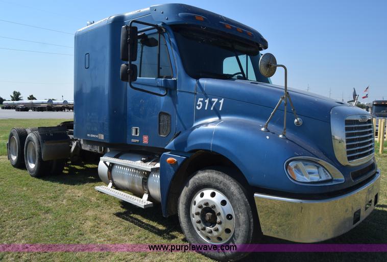 image for item J7219 2006 Freightliner Columbia semi truck