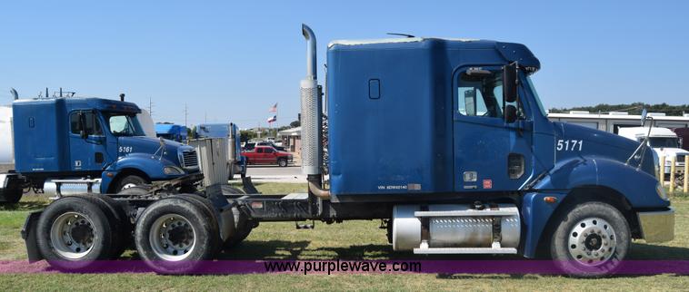 image for item J7219 2006 Freightliner Columbia semi truck