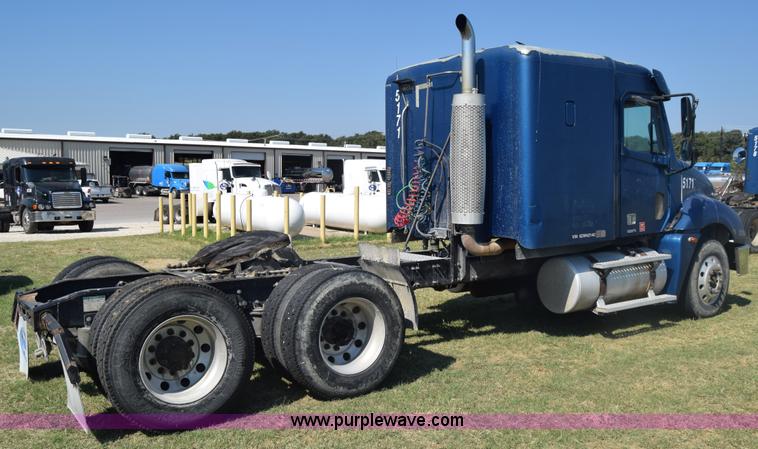 image for item J7219 2006 Freightliner Columbia semi truck