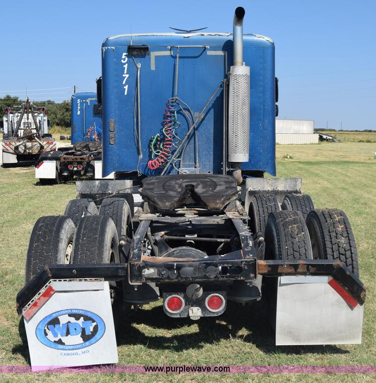 image for item J7219 2006 Freightliner Columbia semi truck