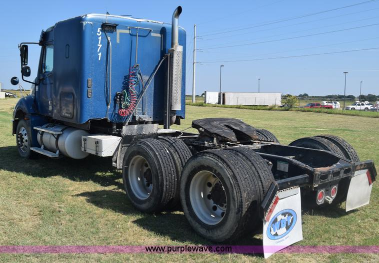 image for item J7219 2006 Freightliner Columbia semi truck