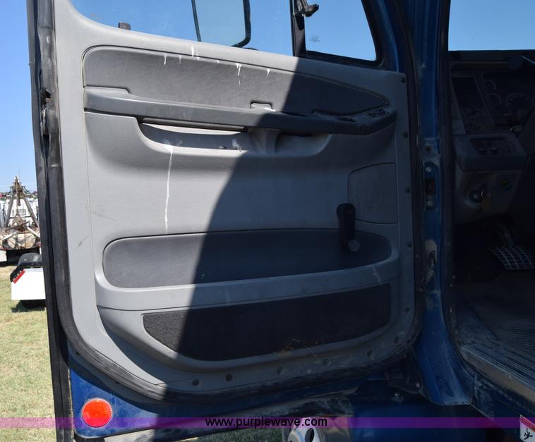 image for item J7219 2006 Freightliner Columbia semi truck