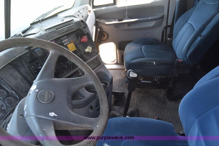 image for item J7219 2006 Freightliner Columbia semi truck