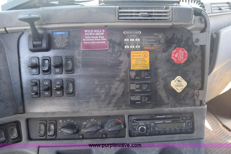 image for item J7219 2006 Freightliner Columbia semi truck