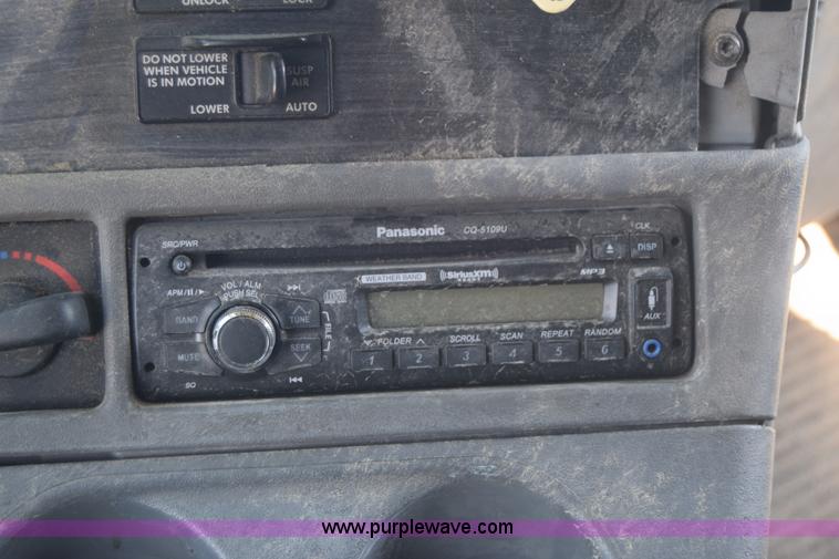 image for item J7219 2006 Freightliner Columbia semi truck