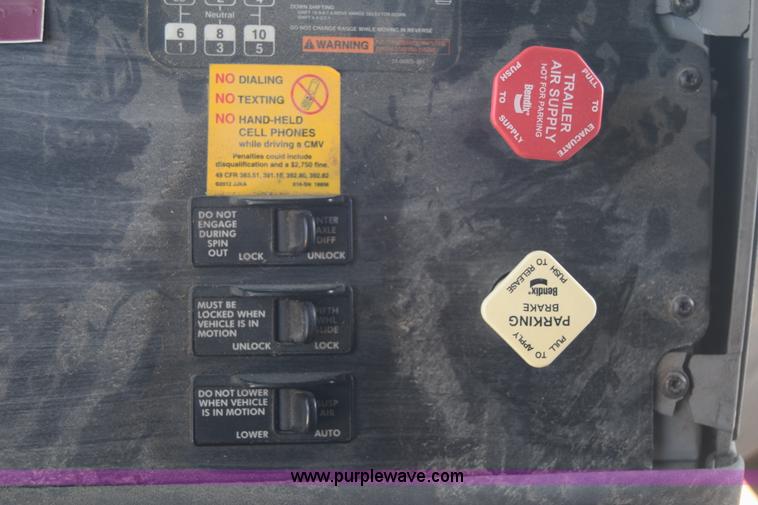 image for item J7219 2006 Freightliner Columbia semi truck