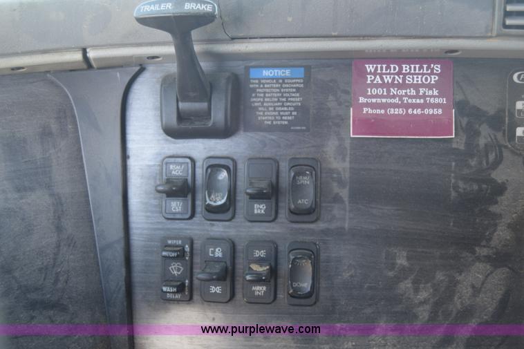 image for item J7219 2006 Freightliner Columbia semi truck