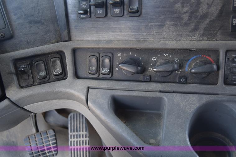 image for item J7219 2006 Freightliner Columbia semi truck