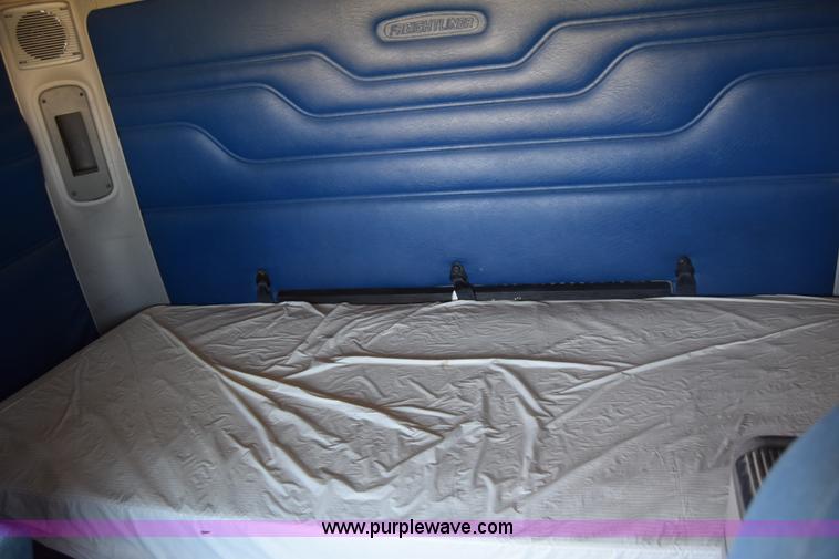 image for item J7219 2006 Freightliner Columbia semi truck