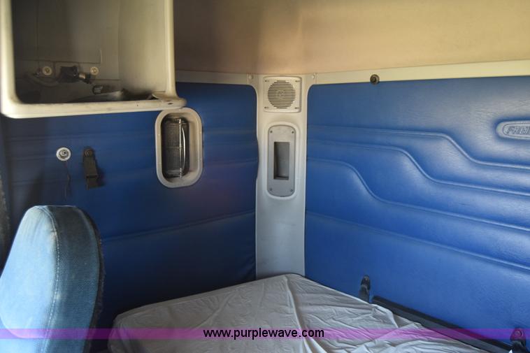 image for item J7219 2006 Freightliner Columbia semi truck