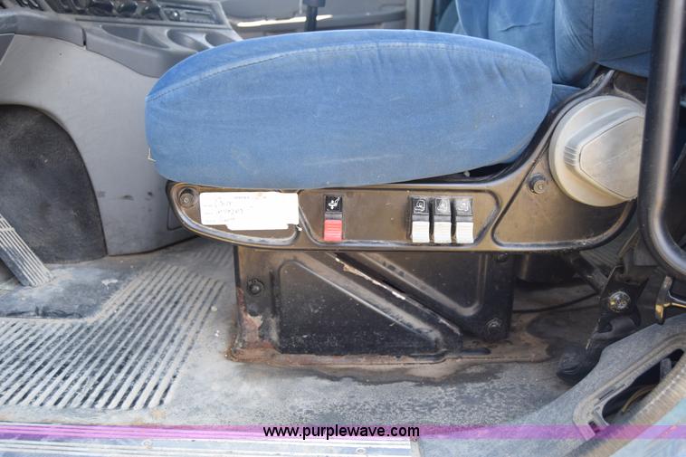 image for item J7219 2006 Freightliner Columbia semi truck