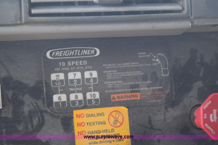 image for item J7219 2006 Freightliner Columbia semi truck