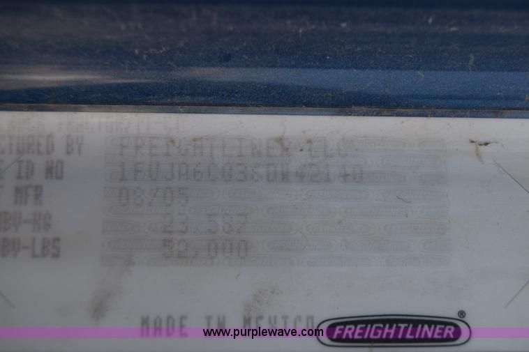 image for item J7219 2006 Freightliner Columbia semi truck