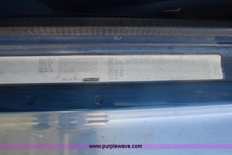 image for item J7219 2006 Freightliner Columbia semi truck