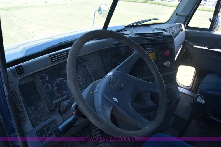 image for item J7219 2006 Freightliner Columbia semi truck