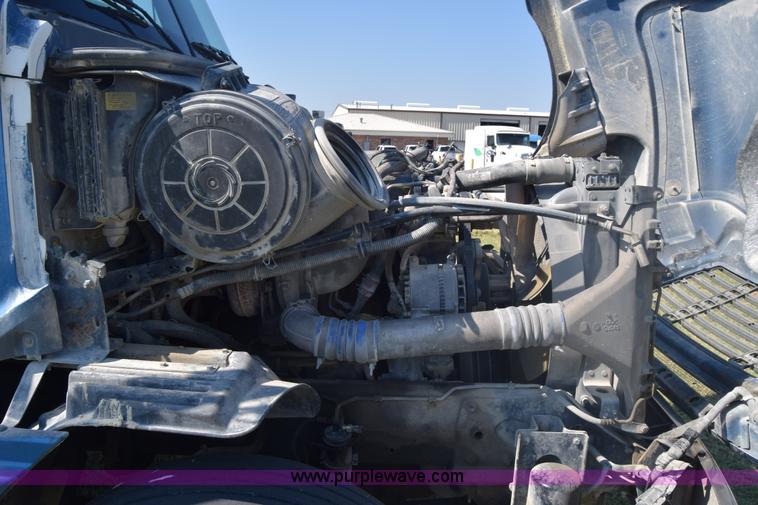 image for item J7219 2006 Freightliner Columbia semi truck