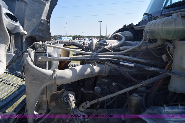 image for item J7219 2006 Freightliner Columbia semi truck