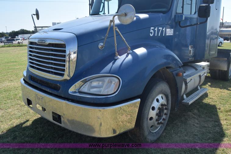 image for item J7219 2006 Freightliner Columbia semi truck