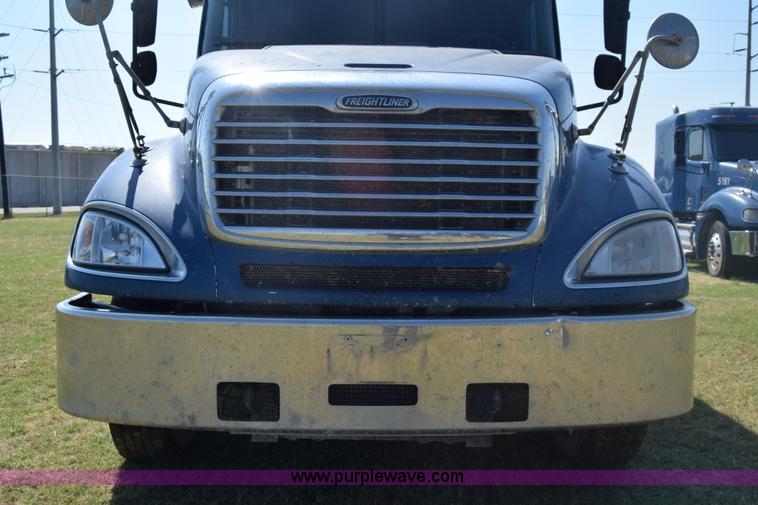 image for item J7219 2006 Freightliner Columbia semi truck
