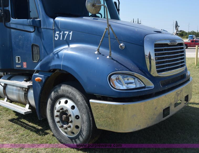 image for item J7219 2006 Freightliner Columbia semi truck
