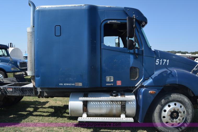 image for item J7219 2006 Freightliner Columbia semi truck
