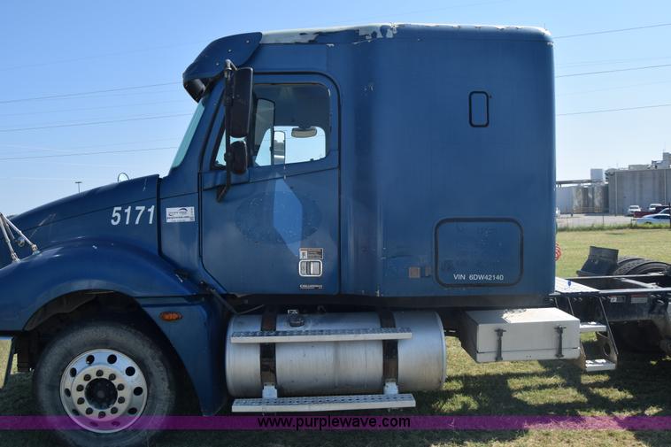 image for item J7219 2006 Freightliner Columbia semi truck