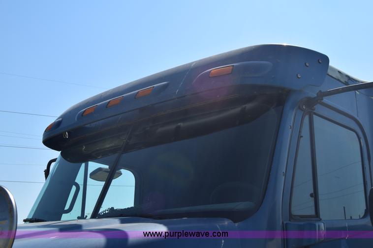 image for item J7219 2006 Freightliner Columbia semi truck